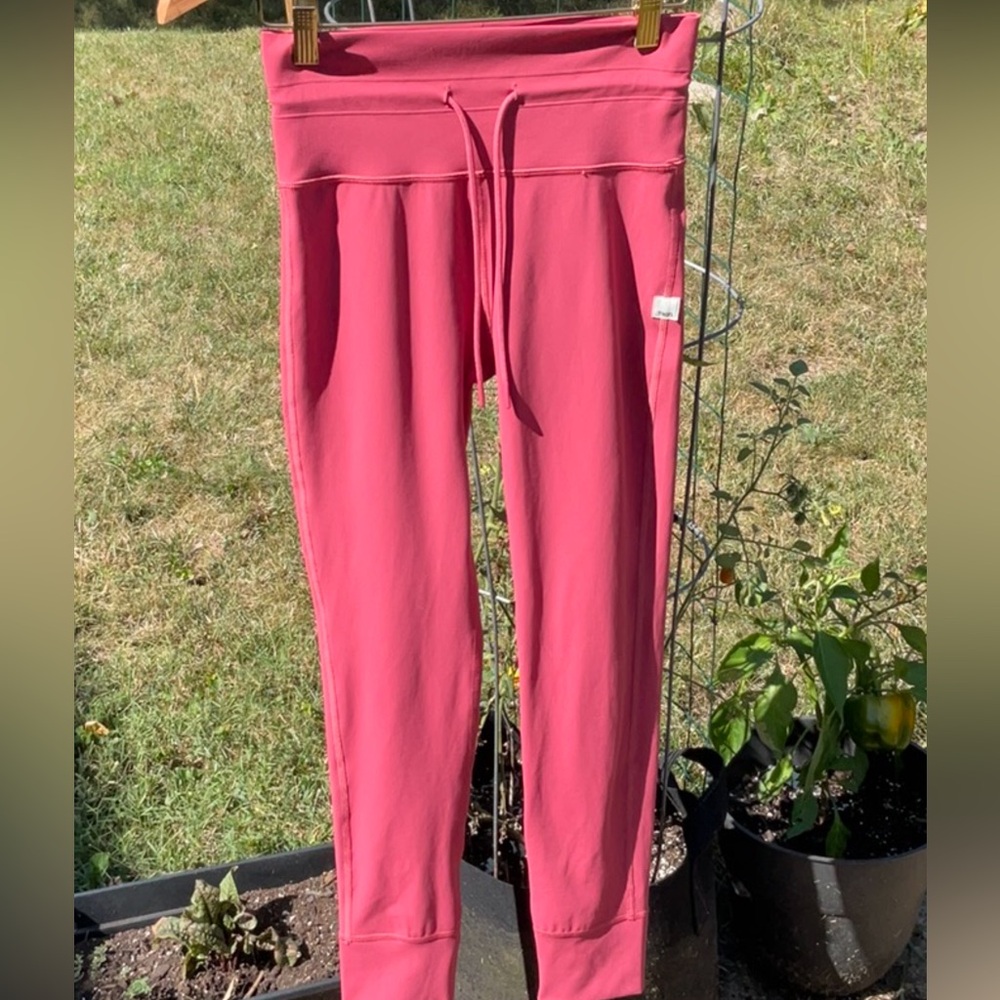 NWOT Vuori high waisted leggings. Size small.